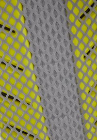 Tejido de malla en gris y amarillo, con patrones en forma de diamante. La textura es transpirable, con un acabado suave y bordes lisos.
