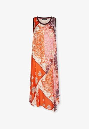 Sukienka maxi bez rękawów z okrągłym dekoltem, z wzorem patchwork paisley w kolorach pomarańczowym, różowym i bordowym oraz asymetrycznym dołem.