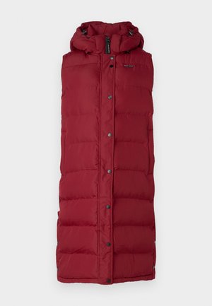 Gilet doudoune rouge avec capuche, présentant un design matelassé, des fermetures à pression à l'avant et des poches latérales. Fabriqué en matériau isolant et léger.