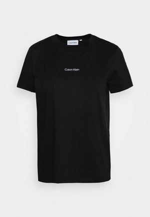 Czarna koszulka z krótkim rękawem i okrągłym dekoltem z napisem "Calvin Klein" drukowanym małym białym tekstem na środku klatki piersiowej.