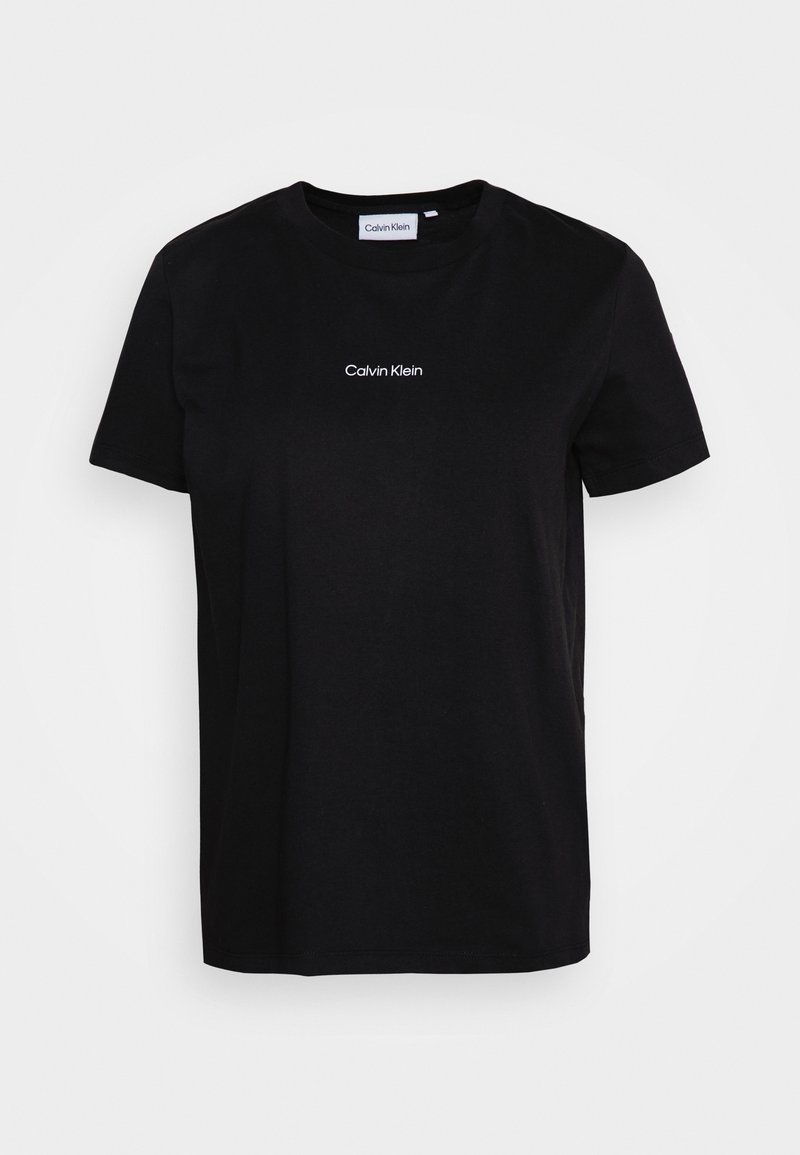 T-shirt noir à manches courtes col rond avec "Calvin Klein" imprimé en petit texte blanc centré sur la poitrine.