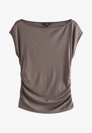 Hnedý top s krátkym rukávom vyrobený z hladkej látky; má uvoľnený dekolt a bočné nariasenie pre priliehavý strih.