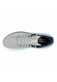 Zapatilla de running gris claro con parte superior de malla texturizada, acentos en azul marino, diseño minimalista, punta anaranjada y una suela verdosa.