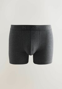 Boxeri scurți de culoare gri închis, confecționați dintr-un material moale, cu un brâu elastic pe care se află logo-ul "NEXT". Textură netedă, lungime până la coapsă și design ajustat.