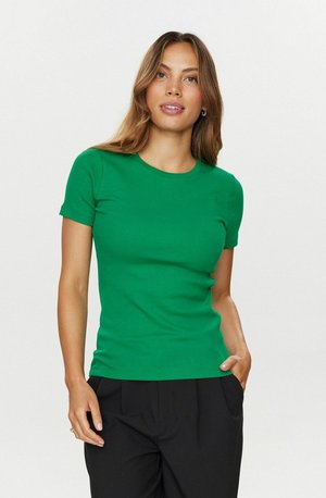 Grünes T-Shirt mit kurzen Ärmeln aus glattem Stoff, mit Rundhalsausschnitt und taillierter Silhouette, kombiniert mit schwarzen Hosen.