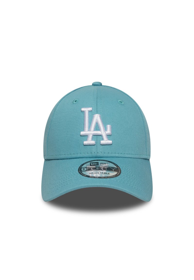 Um boné de basebol ajustável azul claro com um logótipo branco de LA na frente. Apresenta uma aba curva e um tecido texturizado.
