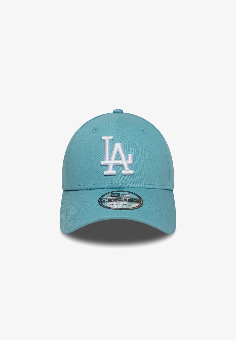 En lyseblå justerbar baseballcap med en hvit LA-logo foran. Har en buet skjerm og teksturert stoff.
