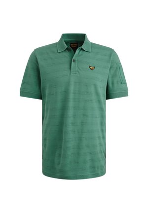 Groene polo met een subtiele gestreepte textuur, drie-knopen sluiting en geborduurd logo op de linkerborst. Korte mouwen.
