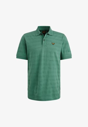 Groene polo met een subtiele gestreepte textuur, drie-knopen sluiting en geborduurd logo op de linkerborst. Korte mouwen.