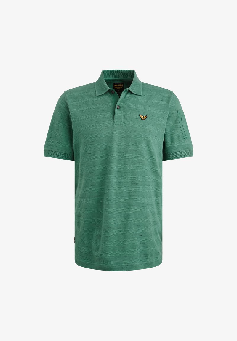 Grünes Poloshirt mit einer dezenten gestreiften Textur, Drei-Knopf-Leiste und gesticktem Logo auf der linken Brust. Kurze Ärmel.
