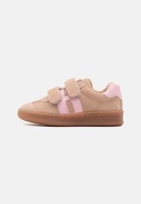 Svine sneakers i beige med rosa borrelås, rund tå, gummisåle og perforeringer på sidene for pusteevne.