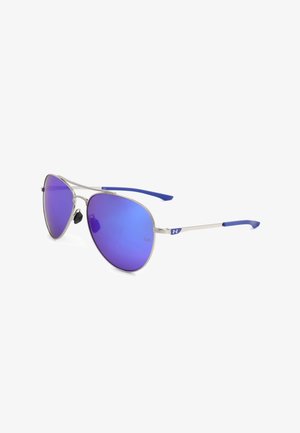 Occhiali da sole aviator con montatura argento, lenti con specchio blu e terminali delle aste blu, con logo Under Armour sulle aste.