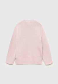 Rosa stickad tröja med ribbad rundhals och fåll, som har ett strukturerat mönster över hela och en design med sänkta axlar.