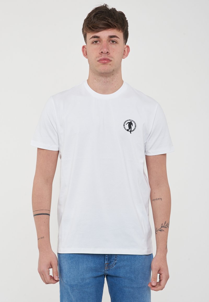 T-shirt bianco in cotone con collo rotondo, maniche corte e un piccolo logo nero sul petto sinistro. Tessuto morbido con una vestibilità classica.