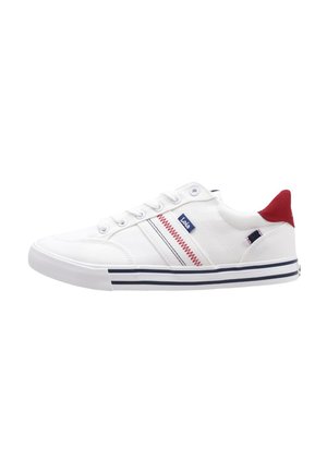 Zapatilla baja blanca con lengüeta trasera roja, costura en zigzag azul y roja en el costado, cordones blancos y suela a rayas azules.