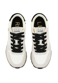 Sneaker con parte superiore in suede beige chiaro e mesh bianco, lacci neri e logo impresso sulla linguetta. Suola in gomma piatta.