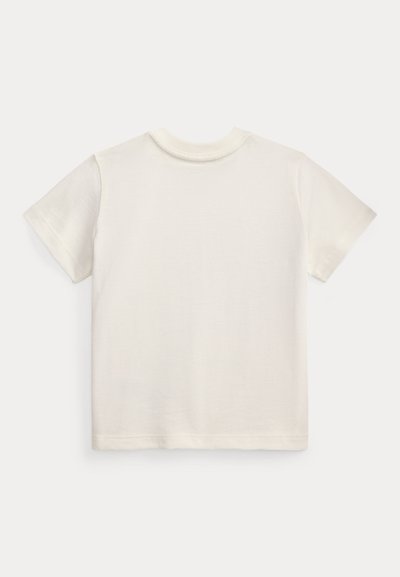 Egyszerű fehér, rövid ujjú, kerek nyakú póló, hátulnézetben, egy semleges háttéren, síkban elhelyezve.