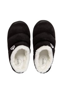 Zapatillas negras con un forro suave y esponjoso blanco. Presentan un diseño acolchado y un pequeño logo. Punta redondeada y suela flexible.