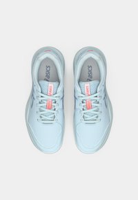 Světlomodré sportovní boty s vrškem z technologie síťoviny a syntetiky, kulatou špičkou, texturovaným designem, červeným akcentem na tkaničkách a logem ASICS.