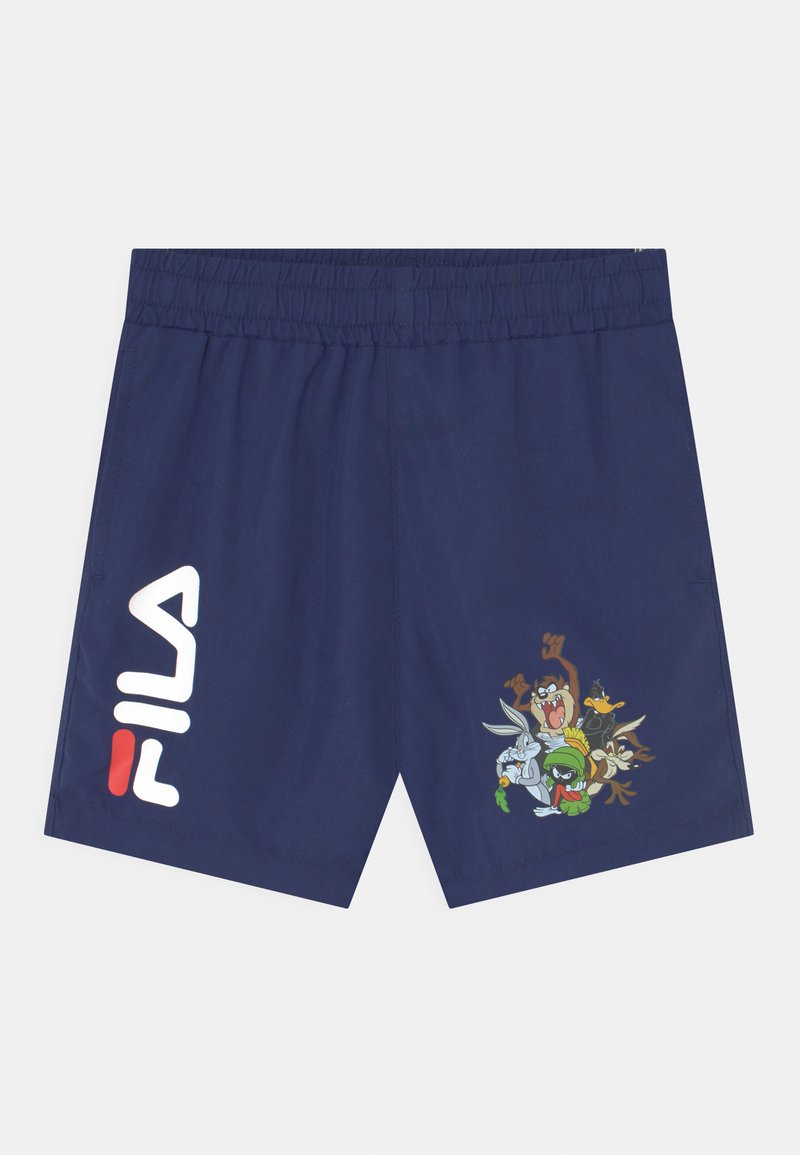 Calções de banho azul escuro com cintura elástica. Apresenta o logotipo FILA em vermelho e branco, e uma impressão de personagem de desenho animado no canto inferior direito.