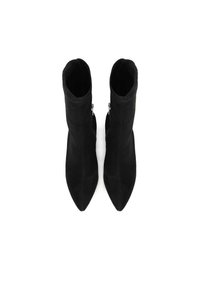 Botines de ante negros con puntera afilada y una textura suave. Cuentan con una cremallera lateral para el cierre.