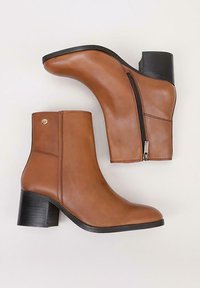 TOP3 Botines bajos - camel