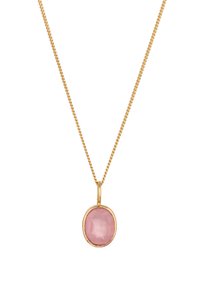 Guld kædedyse med en rund, facetteret lyserød ædelsten hængende i en guldbelægning. Kæden har en snoet tekstur.