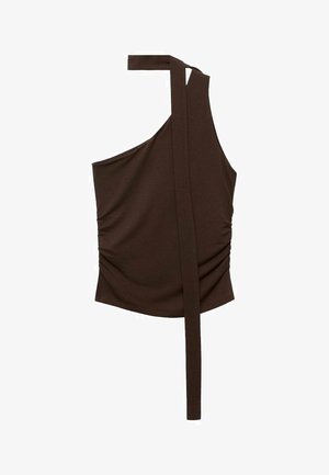 Smeđi top s jednim ramenom, izrađen od mekog materijala, s drapiranim dizajnom, bočnim nabiranjem i dugim remenom koji se proteže s ramena.