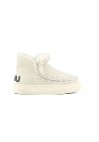 Botas blancas hasta el tobillo hechas de suave ante con ribete de piel sintética, que presentan un patrón de costura decorativa y una puntera redondeada. Detalle del logo en plateado en el tacón.