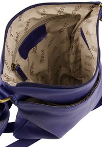 Lilla læderhandtaske med en rummelig indvendig, der har en beige stofforing præget med "VENEZA" og flere lommer til organisering.