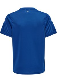 Blå atletisk tröja med korta ärmar, gjord av ett mjukt, lätt material. Har en krage och vita detaljer på axlarna.