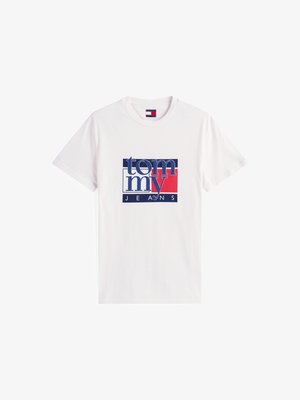 T-shirt en coton blanc présentant un graphique rectangulaire en bleu marine et rouge avec le texte "tommy JEANS" en lettres grasses. Manches courtes.