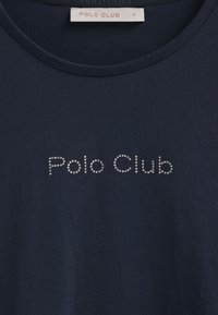 Marineblaues Baumwoll-T-Shirt mit Rundhalsausschnitt. Präsentiert den Schriftzug "Polo Club", verziert mit klaren Strasssteinen. Der Text ist zentriert und auffällig.