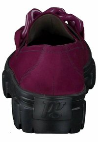 Maroone suede-kengät paksulla mustalla pohjalla, joissa on kiiltävä violetti nauha ja pyöristetty kärki. Sisäosa on tumma ja vuoraamaton.