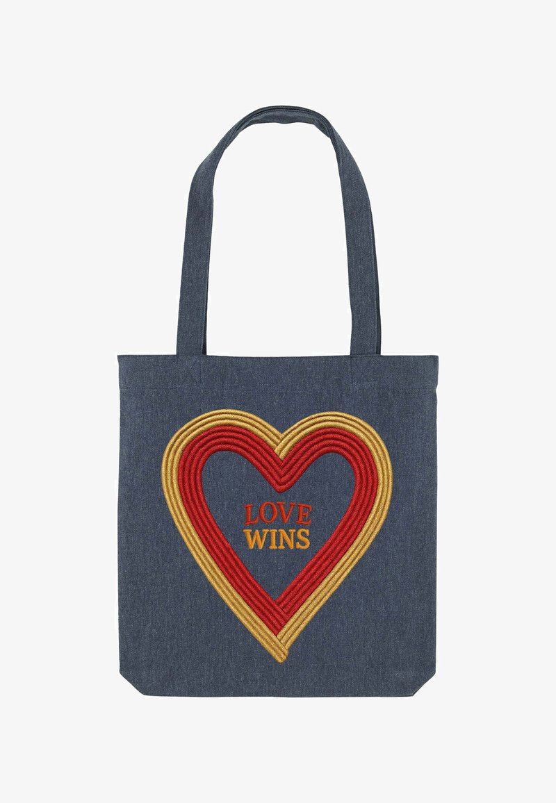 Denim boodschappentas met een bicolor hartdesign in rood en goud, met de geborduurde zin "LOVE WINS" in het midden.