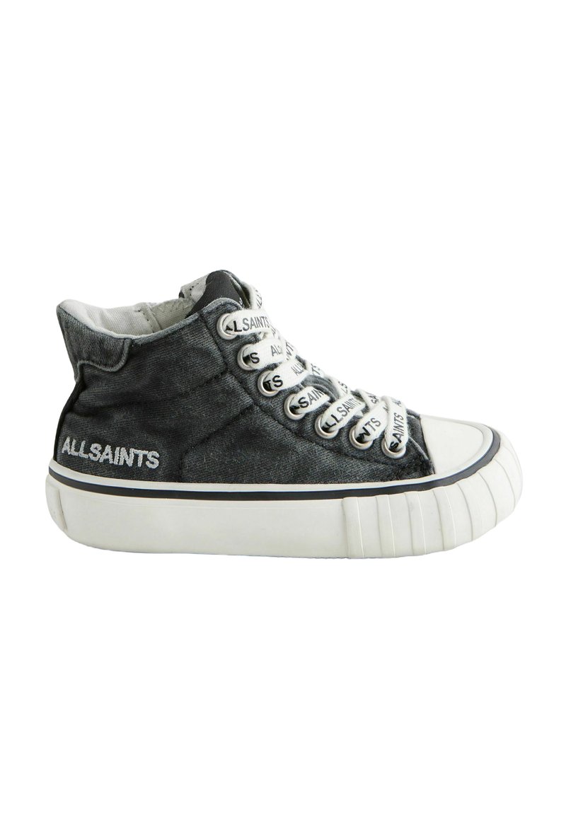 Czarne trampki typu high-top z denimu, białymi sznurówkami, gumowym noskiem i przeszyciami. Widoczne logo marki z boku.