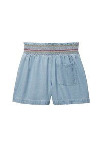 Shorts en denim bleu clair avec une taille smockée ornée de coutures colorées et une poche arrière unique. Texture douce, design à jambes larges.