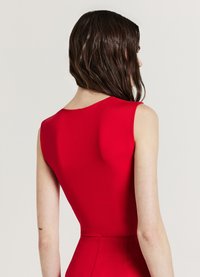 Abito rosso senza maniche con una texture liscia, design aderente e scollatura alta, che mostra un retro sagomato e una silhouette semplice.