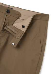 Bruine katoenen broeken met een gladde textuur, uitgerust met een ritssluiting, twee zwarte knoopsluitingen en zijzakken. De binnenkant van de tailleband is beige.