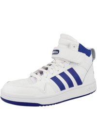 Zapatillas altas blancas con franjas azules, con un exterior de cuero texturizado, parte frontal con cordones y una correa ajustable de Velcro. Suela de goma.