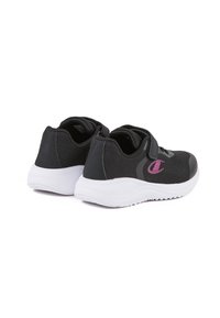 Schwarze Sportschuhe mit einem Mesh-Obermaterial, ausgestattet mit einem pinkfarbenen Logo und verstärkter Ferse. Kontrastierende weiße Gummisohle mit strukturiertem Grip.