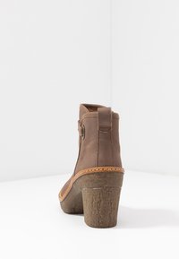 El Naturalista Botines de tacón - taupe