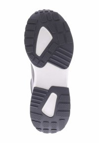 Schuhsohle mit einer schwarzen GummOberfläche, die verschiedene strukturierte Muster aufweist, darunter erhabene Griffe und eine weiße Zwischensohle.