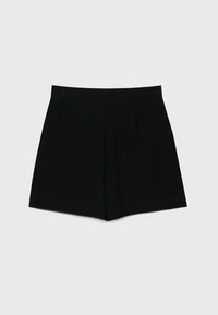 Pantalones cortos negros a medida con un frente plano, plisados y bolsillos inclinados. Confeccionados en una tela suave, presentan una silueta estructurada y bordes limpios.