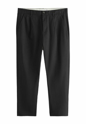 Sorte, lige bukser med bæltestropper, knaplukning, sidelommer og forreste folder vist fladt på hvid baggrund.