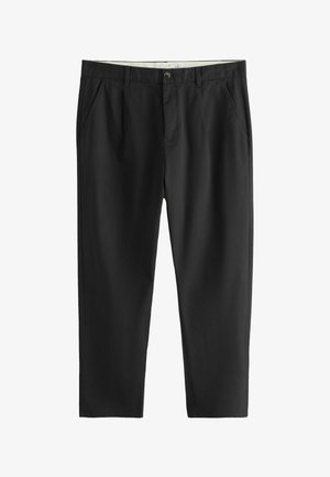 Fekete egyenes szárú öltönynadrág övbújtatókkal, gombos záródással, oldalzsebekkel és elülső redőkkel, fehér háttéren laposan elhelyezve.