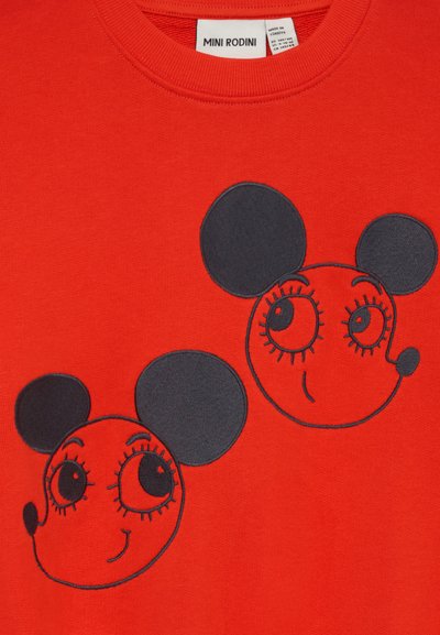 T-shirt di cotone rosso con due facce di topo in stile cartone animato, nere e rosse, caratterizzate da grandi occhi e orecchie rotonde, rifinite con dettagli di cuciture.