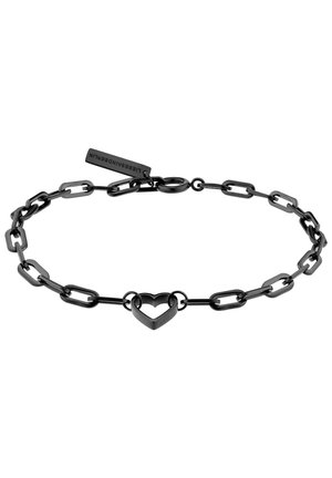 Zwarte metalen kettingarmband met verlengde schakels, voorzien van een centraal hartbedel en een label met de merknaam.
