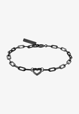 Zwarte metalen kettingarmband met verlengde schakels, voorzien van een centraal hartbedel en een label met de merknaam.
