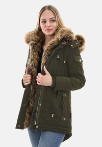 Olivgrüner Parka mit Kunstfellkragen, Reißverschlussfront, mehreren Taschen, gerippten Bündchen und mittellangem Design.